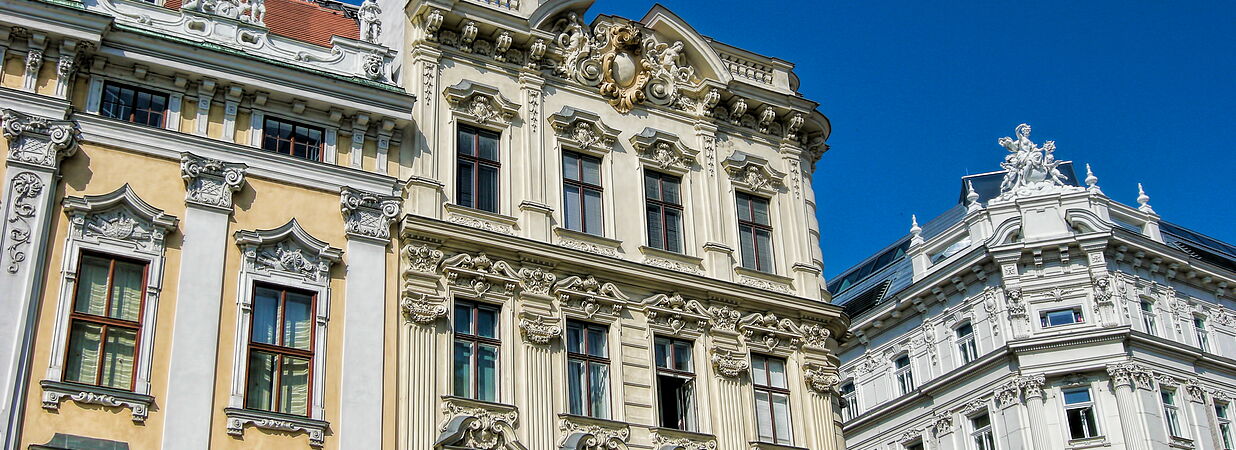 Historisches Mietshaus in Wien mit typischer Altbaufassade und mehreren Mietwohnungen.