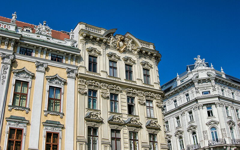 Historisches Mietshaus in Wien mit typischer Altbaufassade und mehreren Mietwohnungen.