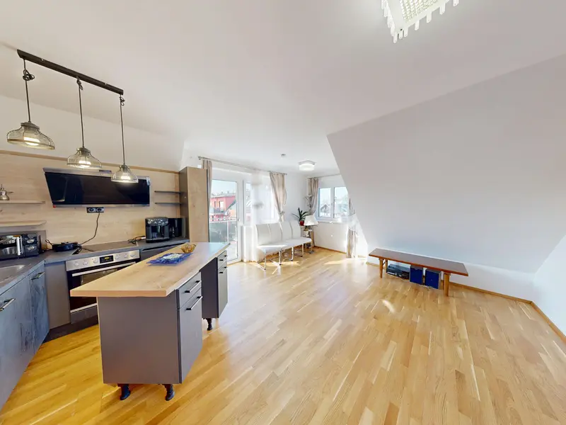 Helle 3-Zimmer Dachgeschosswohnung mit Balkon und Wohlfühlcharakter zum TOP Preis | VIDEO in Beschreibung