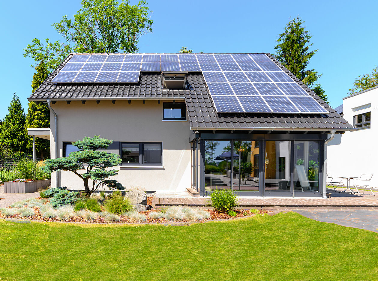 Modernes Haus mit Wintergarten und Solaranlage