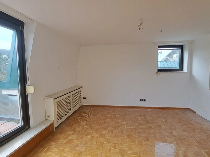 Sanierungsbedürftige 4-Zimmer Terrassen-Wohnung mit viel Potenzial!