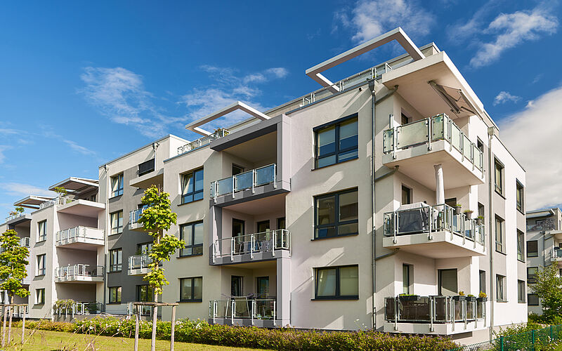 Modernes Mehrfamilienhaus im Grünen in Stadt
