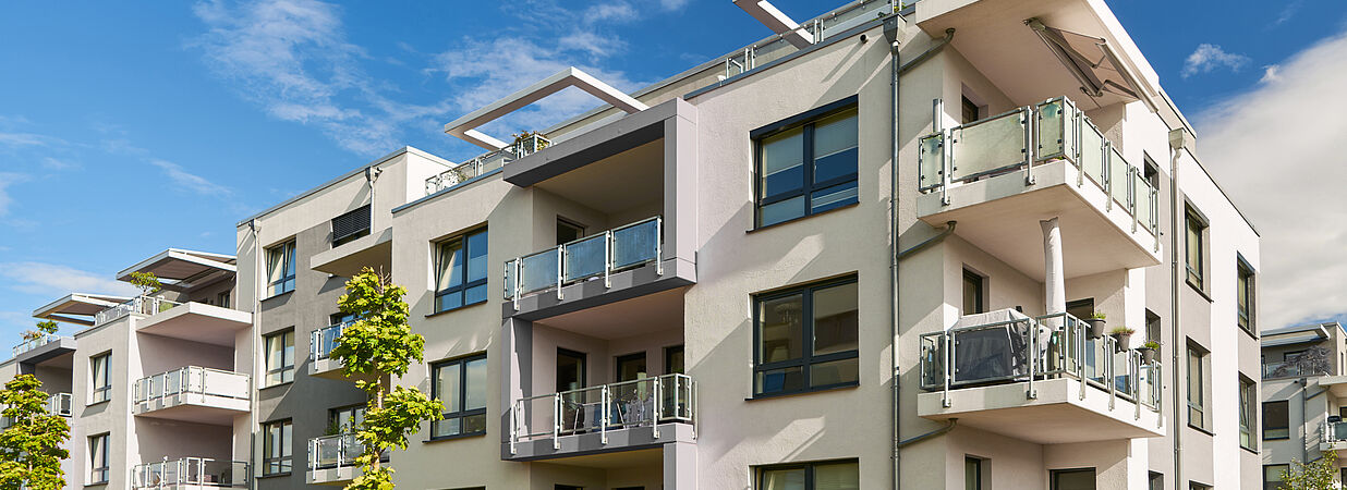 Modernes Mehrfamilienhaus im Grünen in Stadt