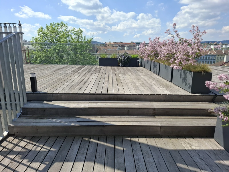 Spektakuläre Dachgeschoßmaisonette mit Terrassentraum und Blick auf die Canisiuskirche
