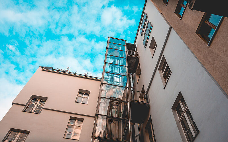 Aufzug außen an einem Mehrparteienhaus. 