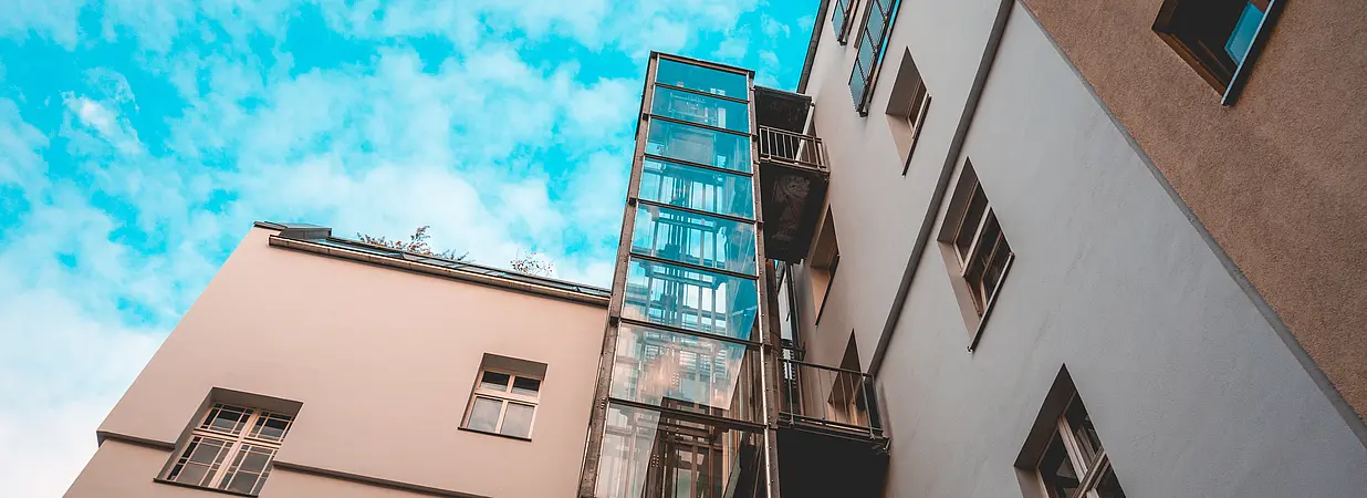 Aufzug außen an einem Mehrparteienhaus. 