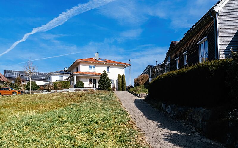 Gepflasterter Weg zwischen zwei Wohnhäusern – mögliches Beispiel für eine Grunddienstbarkeit