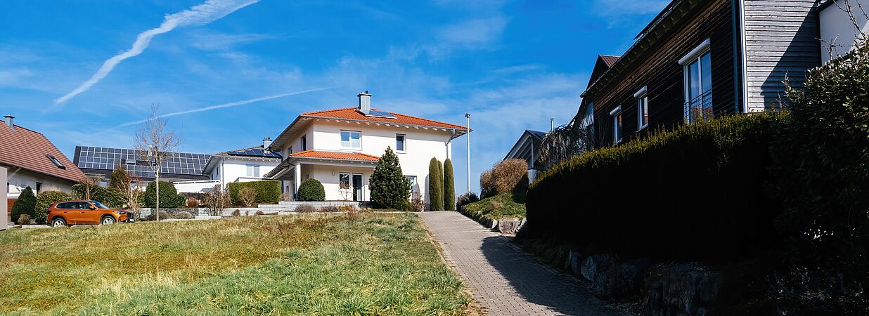 Gepflasterter Weg zwischen zwei Wohnhäusern – mögliches Beispiel für eine Grunddienstbarkeit