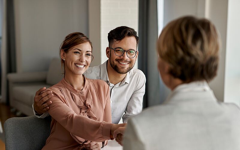 3 Personen beim Verhandlung von Immobilien