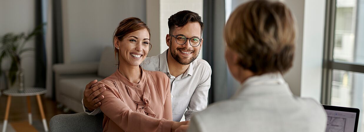 3 Personen beim Verhandlung von Immobilien