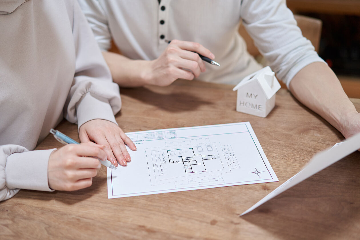 Planung eines Tiny Houses mit Grundriss, Unterlagen und Kostenkalkulation.