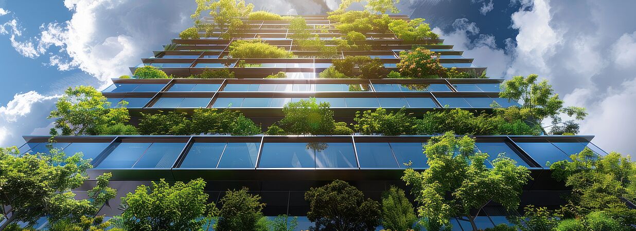 Modernes Haus mit viel grünen Pflanzen