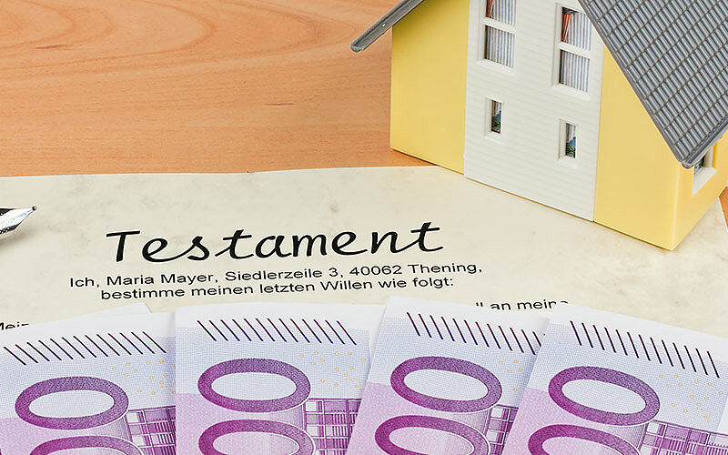 geldscheine auf testament und kleines haus