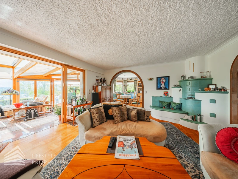 Prachtvolle Villa mit Pool und Garten mit Blick auf den Wörthersee und die mächtigen Karawanken