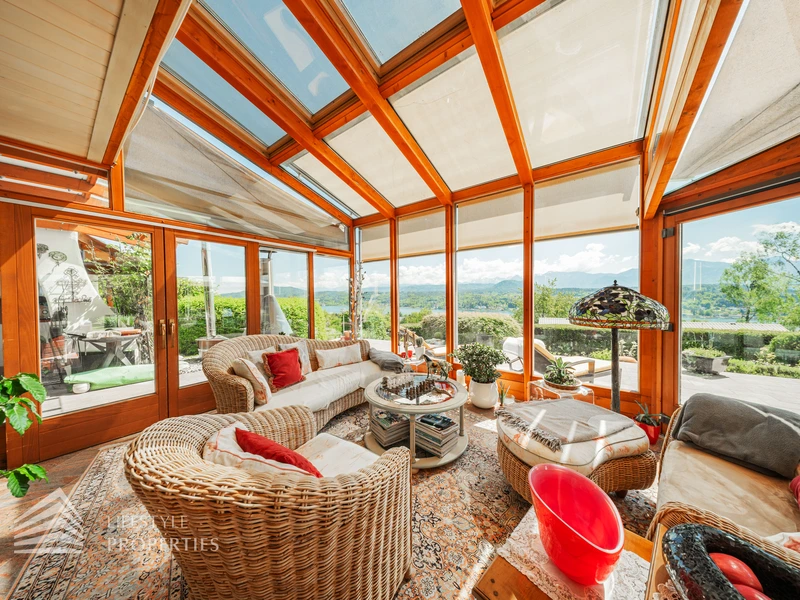 Prachtvolle Villa mit Pool und Garten mit Blick auf den Wörthersee und die mächtigen Karawanken