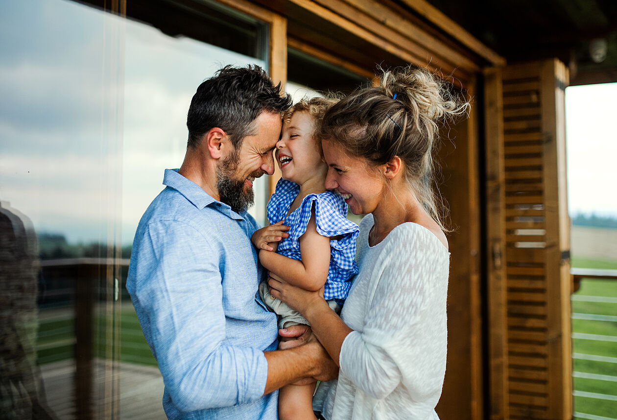 glückliche Familie in der Ferienimmobilie