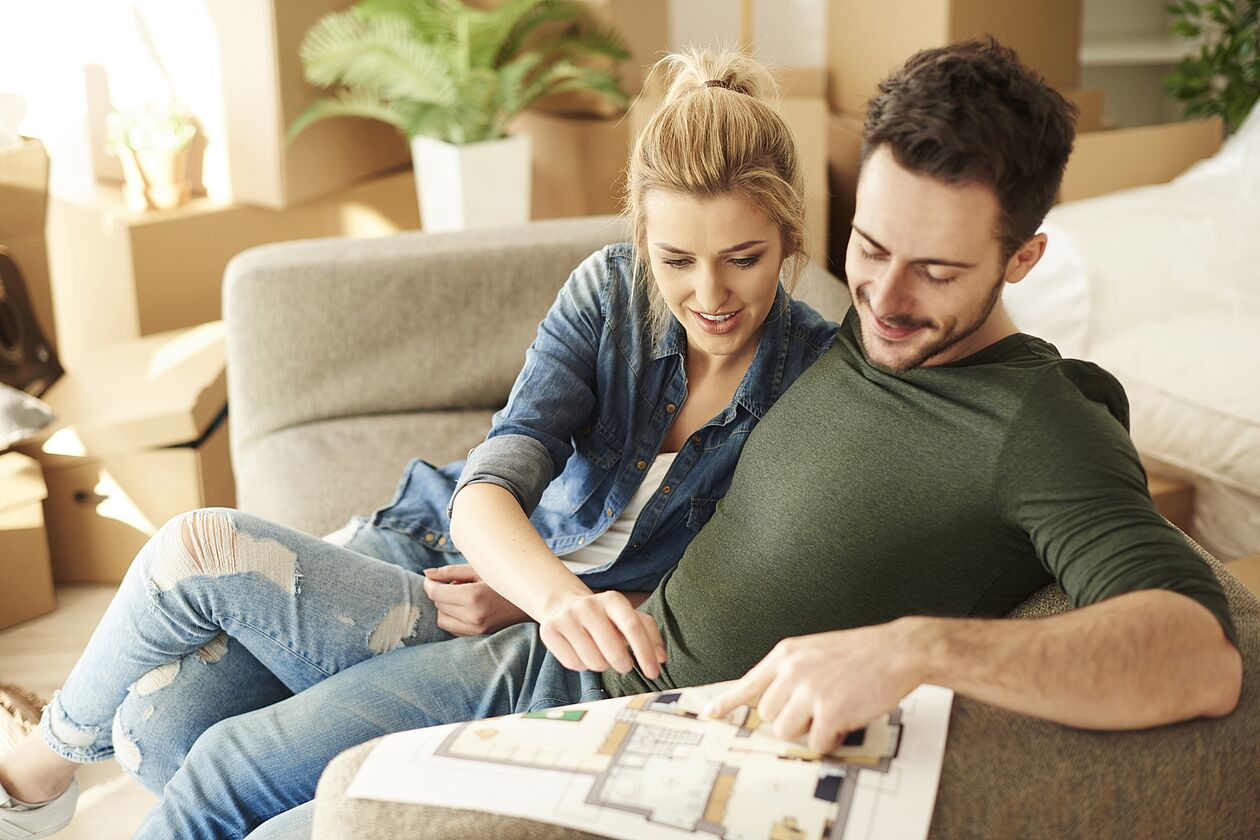 paar sitzt zusammen auf dem sofa