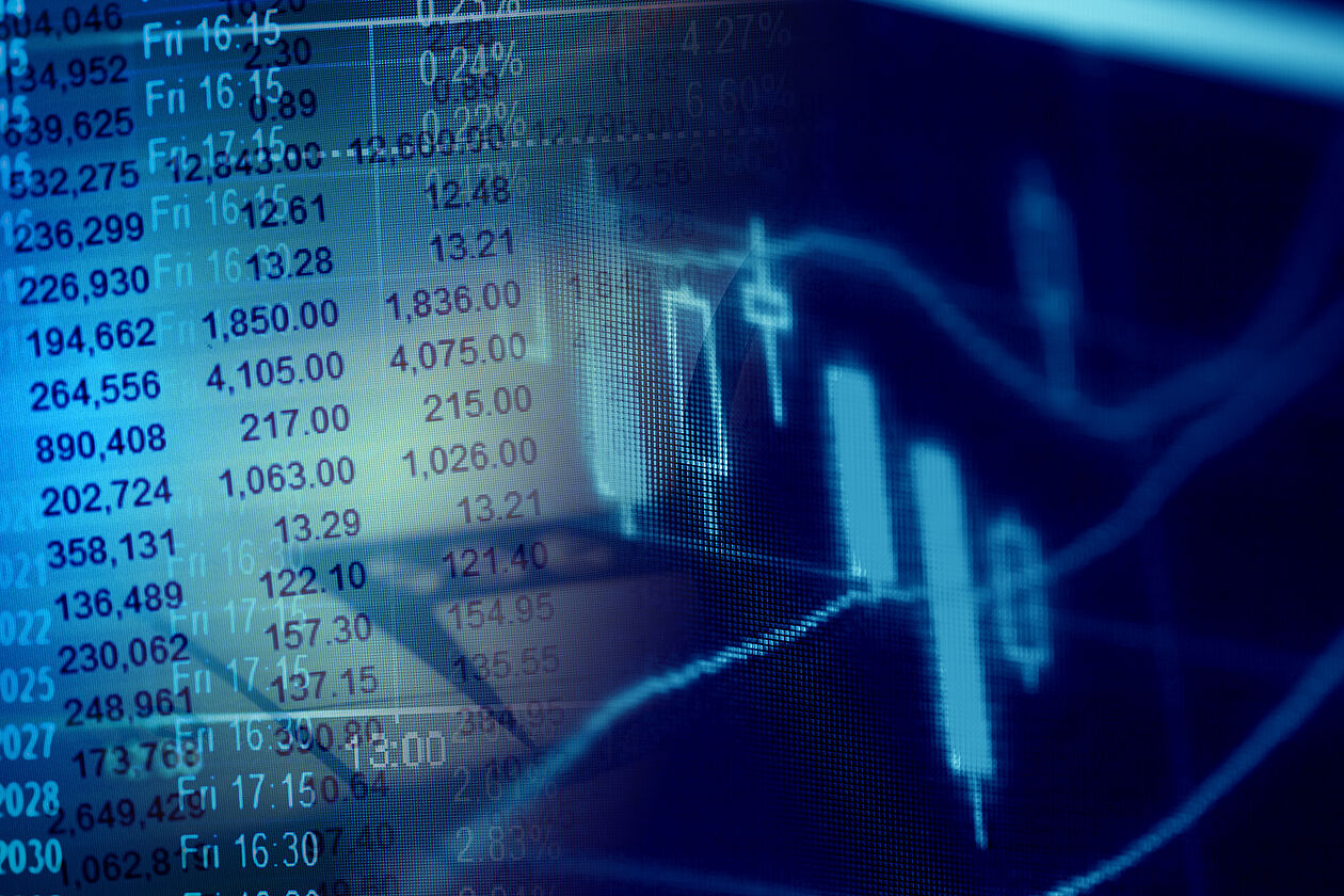 Finanzdiagramm mit Kursen und Charts, Symbol für schwankende Zinsen am Markt.