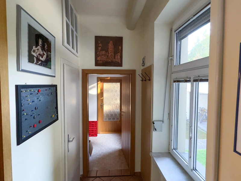 1 Minute von Wien - Haus mit Modernisierungs-Potenzial, südseitigem Garten und Garage