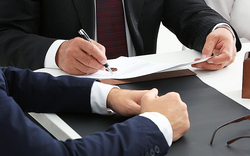 vertrag wird unterschrieben