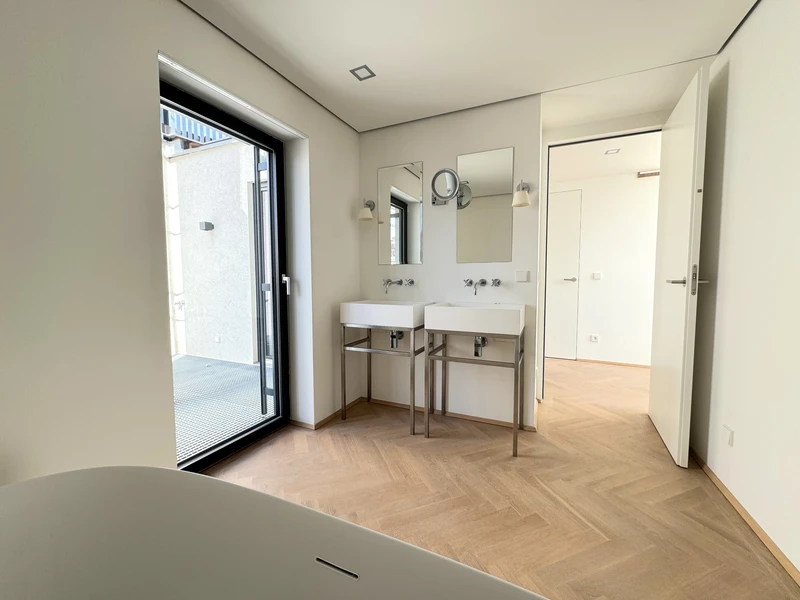 Spektakuläre Dachgeschoßmaisonette mit Terrassentraum und Blick auf die Canisiuskirche