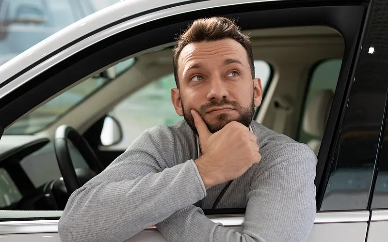 nachdenklicher mann im auto