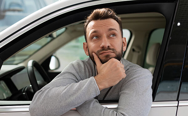 nachdenklicher mann im auto