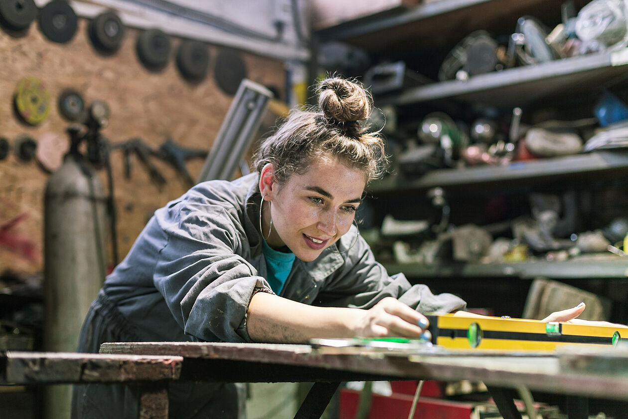 lehrling beim arbeiten