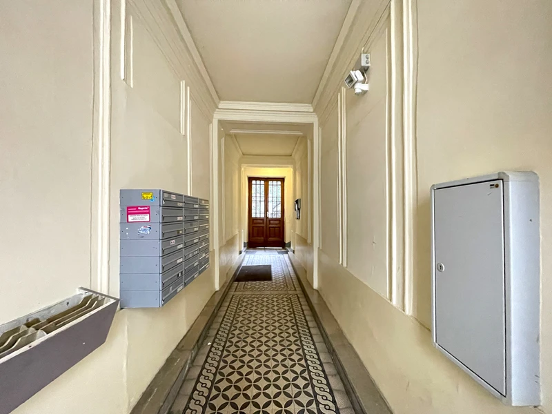 Altbau-Charme mit Renovierungspotenzial: Wohnungen in historischem Gebäudeensemble