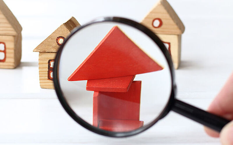 holzhäuser werden unter die lupe genommen