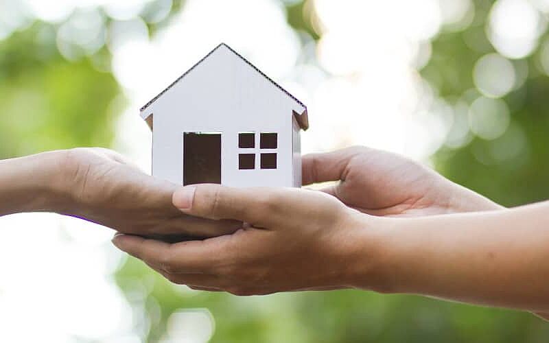 hände übergeben Miniaturhaus