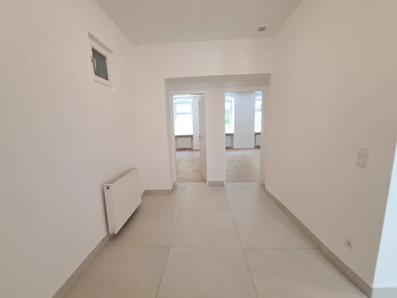 5 Zimmer-Altbauwohnung mit Balkon-Option im beliebten Stuwerviertel!