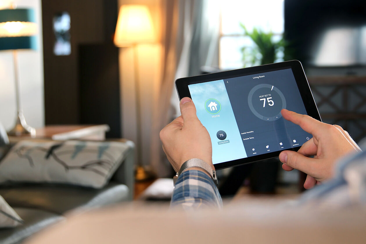Mann mit Smart-Home Gerät