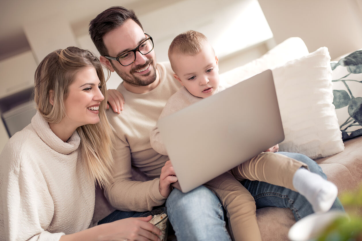 glückliche Familie am Laptop