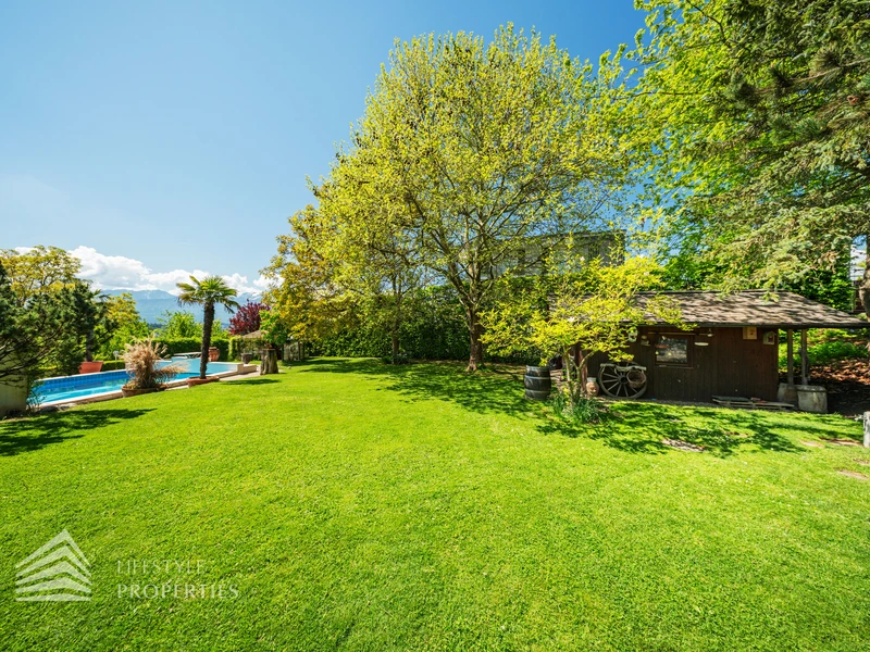 Prachtvolle Villa mit Pool und Garten mit Blick auf den Wörthersee und die mächtigen Karawanken