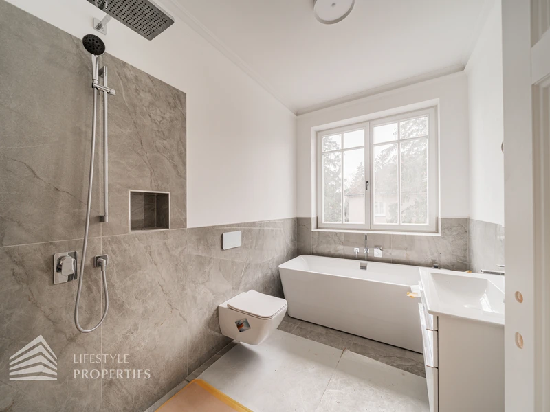 Exklusive, top-sanierte Stilaltbau-Villa mit Fernblick in Bestlage von Gersthof