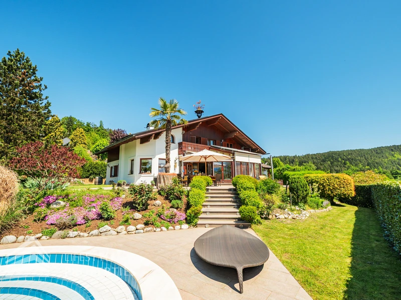 Prachtvolle Villa mit Pool und Garten mit Blick auf den Wörthersee und die mächtigen Karawanken