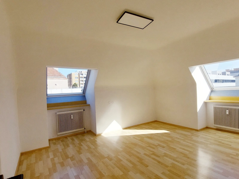 Helle 3-Zimmer-Wohnung mit separater Küche im Dachgeschoß