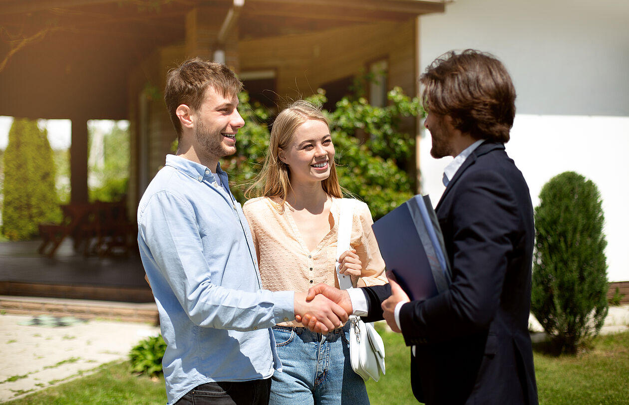 3 Personen vor dem Haus