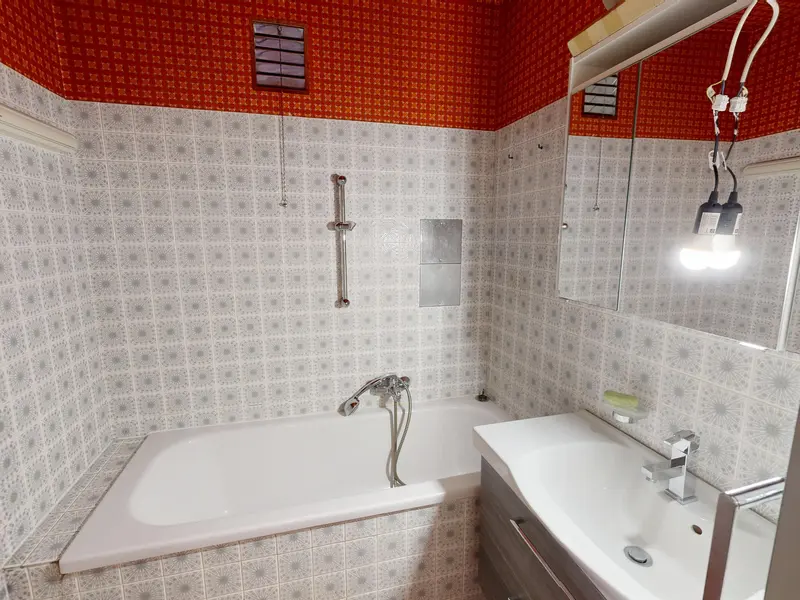 Modernisierungsbedürfte Wohnung im 5. Stock (mit Lift) sucht neue Eigentümer