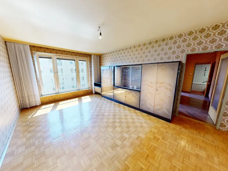 Modernisierungsbedürfte Wohnung im 5. Stock (mit Lift) sucht neue Eigentümer