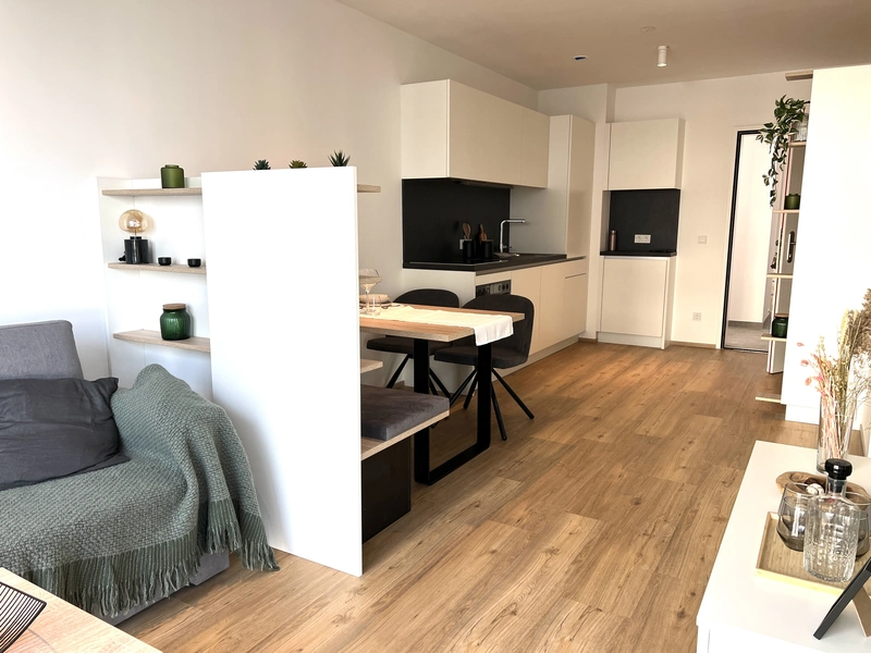 Helle 2-Zimmer-Wohnung mit Balkon und Abstellraum– Urbaner Komfort im High Five!
