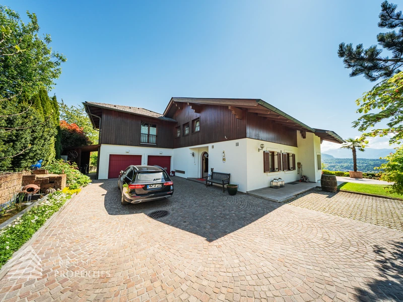 Prachtvolle Villa mit Pool und Garten mit Blick auf den Wörthersee und die mächtigen Karawanken