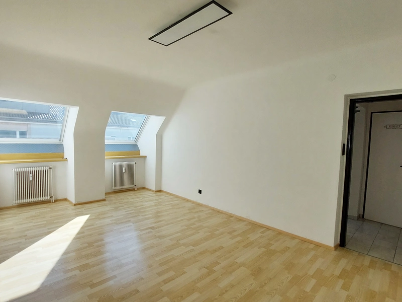 Helle 3-Zimmer-Wohnung mit separater Küche im Dachgeschoß