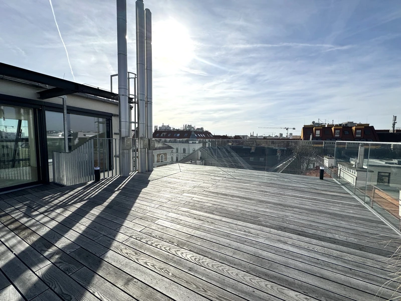 Spektakuläre Dachgeschoßmaisonette mit Terrassentraum und Blick auf die Canisiuskirche