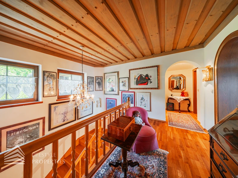 Prachtvolle Villa mit Pool und Garten mit Blick auf den Wörthersee und die mächtigen Karawanken