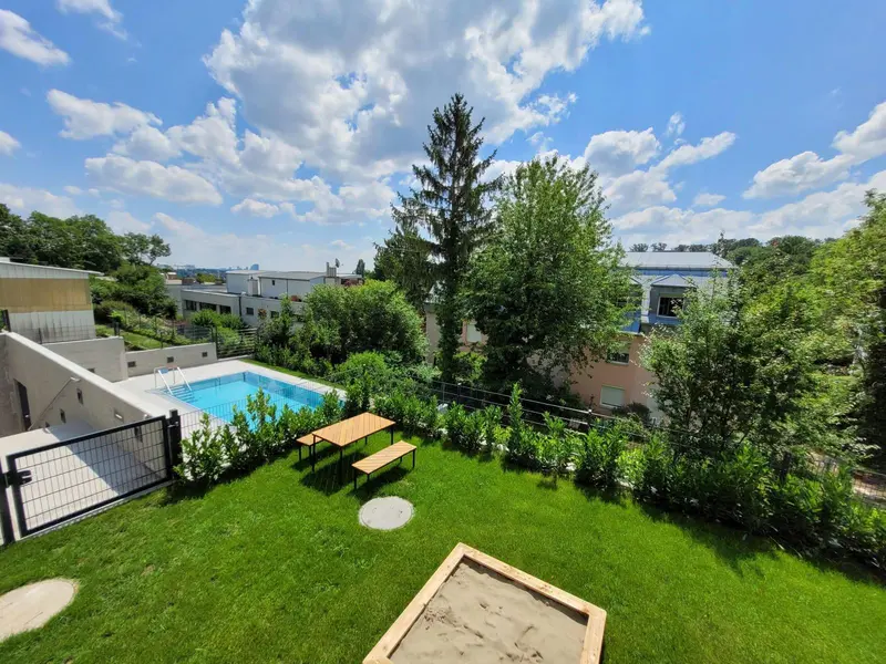 3-Zimmerwohnung mit Pool & Eigengarten!