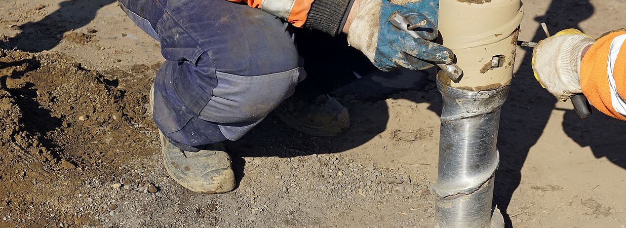 Geotechniker bohrt in den Boden