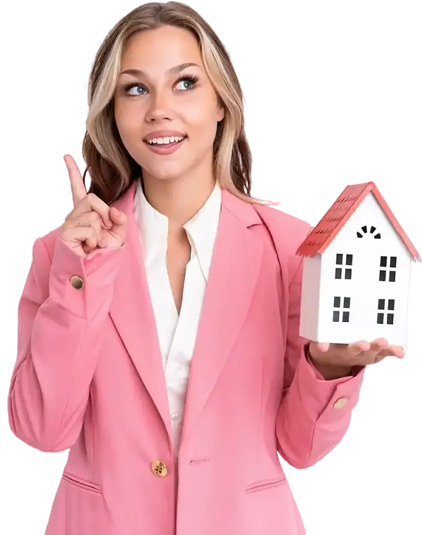 Junge Frau im pinken Blazer hält ein Modellhaus in der linken Hand und zeigt mit der rechten Hand nach oben, als hätte sie eine Idee. Sie lächelt und blickt leicht nach oben – symbolisch für Inspiration oder Immobilienberatung.