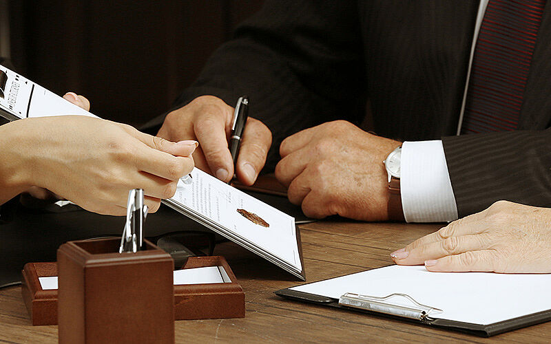 vertrag wird unterschrieben